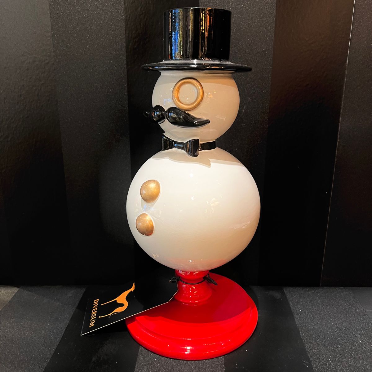 Snømann med flosshatt og monokkel 