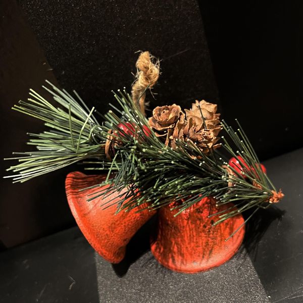 Hovedbilde Julepynt med kongler og røde bjeller